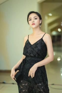 Gu thời trang quyến rũ của chị cả Thu Quỳnh trong 'Về nhà đi con'