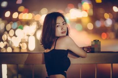 Chụp ảnh sexy trên phố Trần Duy Hưng, cô gái 'đỏ mặt' vì nhận loạt tin nhắn nhạy cảm