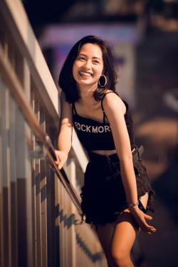 Chụp ảnh sexy trên phố Trần Duy Hưng, cô gái 'đỏ mặt' vì nhận loạt tin nhắn nhạy cảm