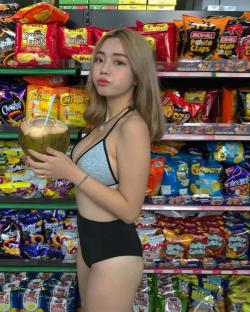 Cô nàng diện bikini nóng bỏng tạo dáng trong siêu thị khiến cư dân mạng bức xúc