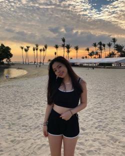 Cô nàng diện bikini nóng bỏng tạo dáng trong siêu thị khiến cư dân mạng bức xúc