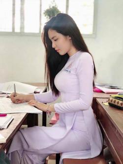Danh tính nữ sinh Đồng Tháp nổi đình đám trên MXH trong, ngoài nước với loạt ảnh cực gợi cảm khi diện áo dài