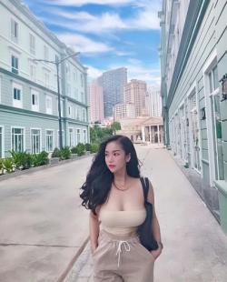 Gái xinh vòng 1 khủng lên báo Trung Quốc tiết lộ về quá khứ