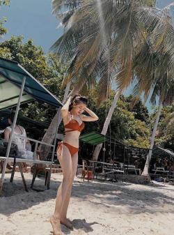Mặt đẹp, body bốc lửa vẫn lên show hẹn hò kiếm người yêu