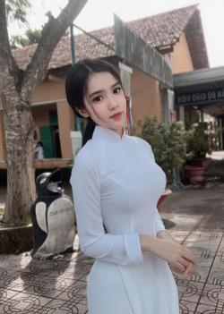 Chân dung nữ sinh mang hai dòng máu Việt - Trung gây "sốt" mạng