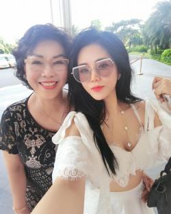 Ông Thoại Liên từ 'kín cổng cao tường' quay ngắt sang sexy, gợi cảm
