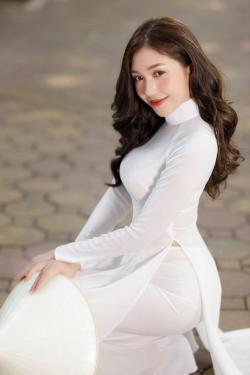 Nữ MC thể thao quyến rũ trong tà áo dài siêu mỏng, cuốn hút người đối diện