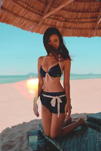 Khoe ảnh bikini nóng bỏng liền bị lôi chuyện là 'giảng viên đại học' ra chỉ trích, Midu phản ứng thế nào?