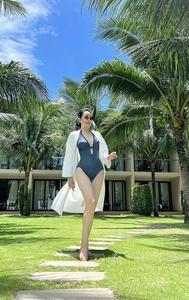 NSƯT Trịnh Kim Chi diện bikini đi biển, khoe body 'vạn người mê' khiến netizen há hốc mồm