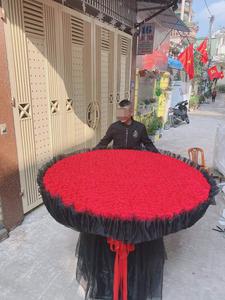 MXH 'dậy sóng' vì món quà Valentine của chàng trai Nghệ An: 999 bông hoa hồng gây choáng ngợp