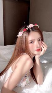 'Đại chiến' hot girl khi ở nhà: Pose ảnh với background phòng ngủ, ai sexy hơn ai?