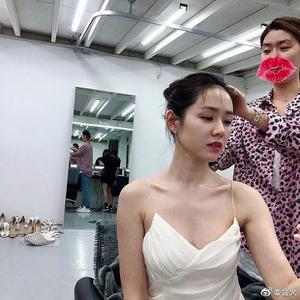 Body của Son Ye Jin: Vòng 1 căng tràn cực gợi cảm, bảo sao Hyun Bin đắm đuối tới đờ đẫn