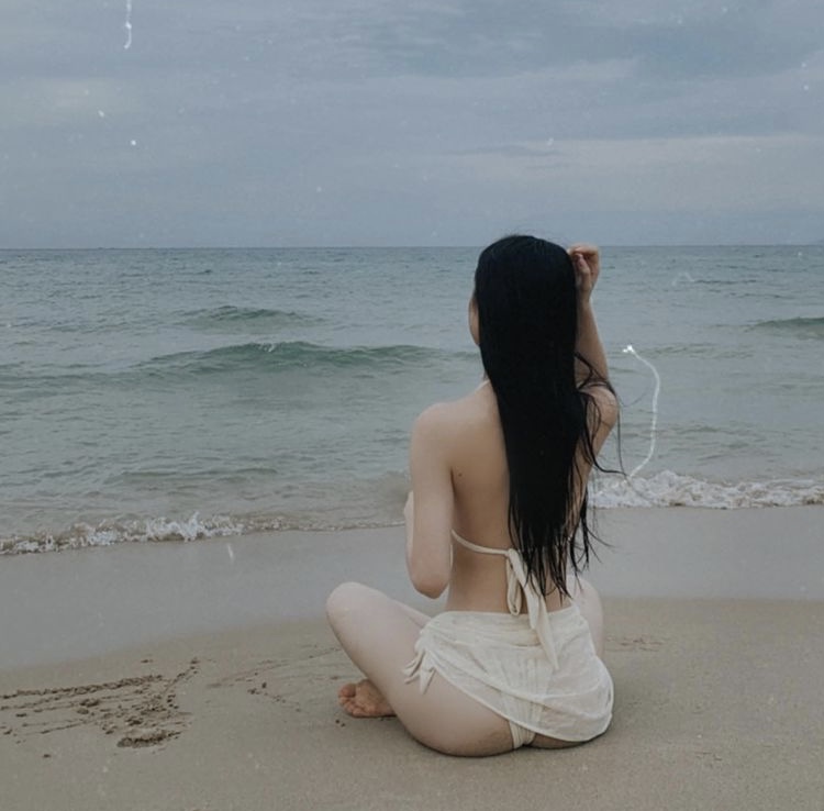 Hot Girl Jun Vũ khoe đường cong nóng bỏng cùng bikini
