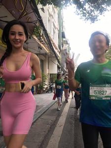 Mai Phương Thuý lồ lộ vòng 1 và cơ bụng tại giải Marathon, dân tình chỉ chú ý đến lớp makeup và chiếc quần "sai trái"