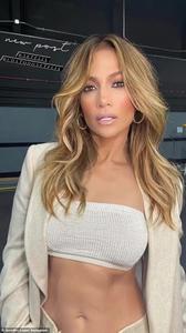 Jennifer Lopez khoe loạt ảnh gợi cảm trên Instagram