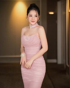 Chi Pu: mùng 1 bán nude, mùng 3 diện bikini
