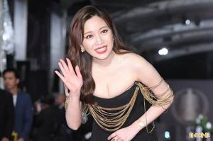 MC Thái Thượng Hoa bị chỉ trích vì mặc phản cảm trên thảm đỏ