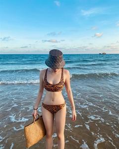 Kỳ Duyên diện bikini ăn quýt