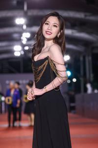 MC Thái Thượng Hoa bị chỉ trích vì mặc phản cảm trên thảm đỏ